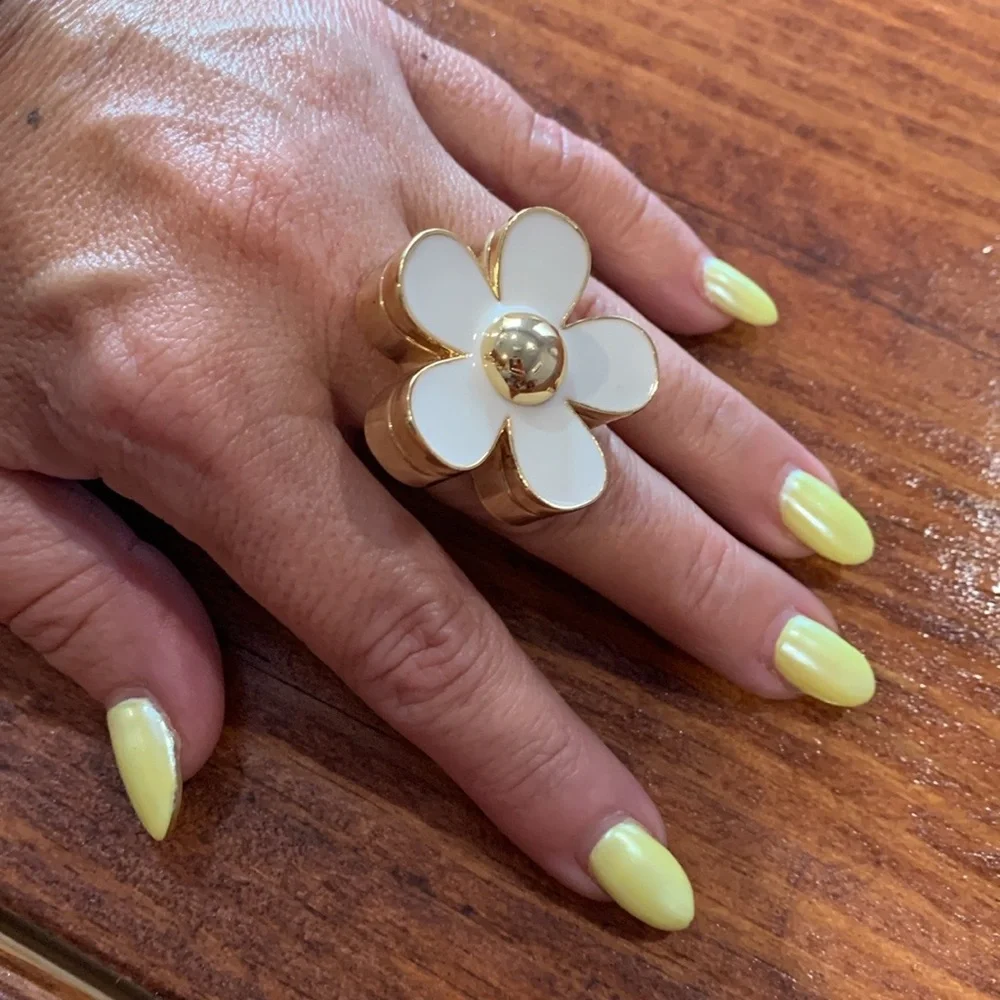 Limited-Edition 2007 Marc Jacobs “Daisy” Statement Perfume Ring - Picture 4 of 17